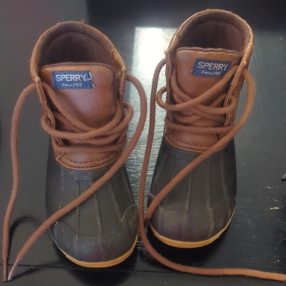 Sperry Brown Leather Boots with Classic Lacing and Durable Sole
